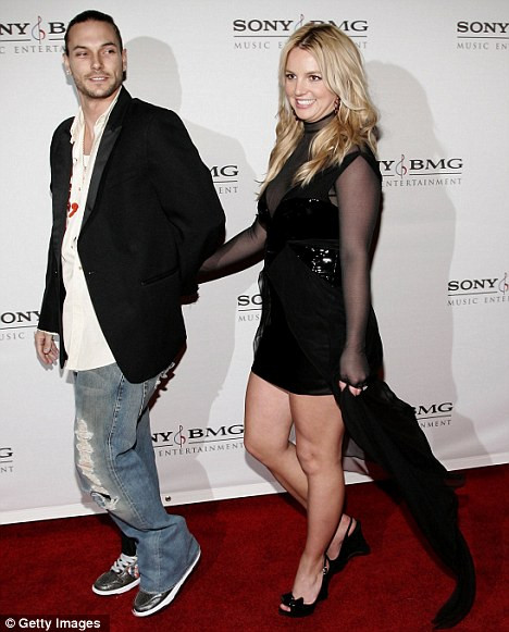 Kevin Federline chúc mừng vợ cũ ảnh 3 Kevin và Britney tại khách sạn Roosevelt ở Hollywood trong tháng 2 năm 2006 Read more: http://www.dailymail.co.uk/tvshowbiz/article-2075986/Britney-Spears-engaged-Jason-Trawick-Kevin-Federline-gives-blessing.html#ixzz1h8Z9EtXC