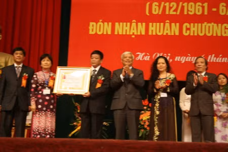 Đồng chí Uông Chu Lưu trao Huân chương Lao động hạng Ba 