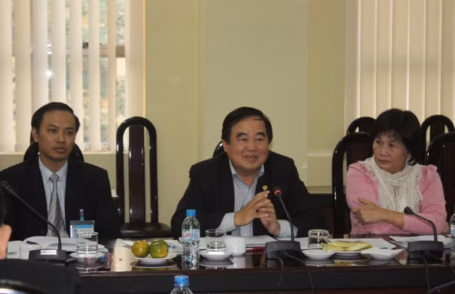 Thứ trưởng Trần Quang Quý (giữa) phát biểu tại buổi làm việc. Ảnh: gdtd.vn