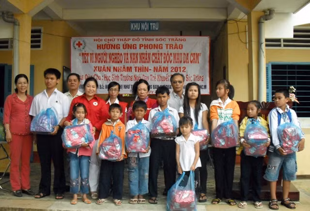 Các em học sinh trường Khuyết tật nhận quà tết.