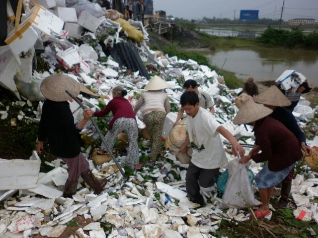 Lật xe, người dân tranh nhau &quot;hôi của&quot;