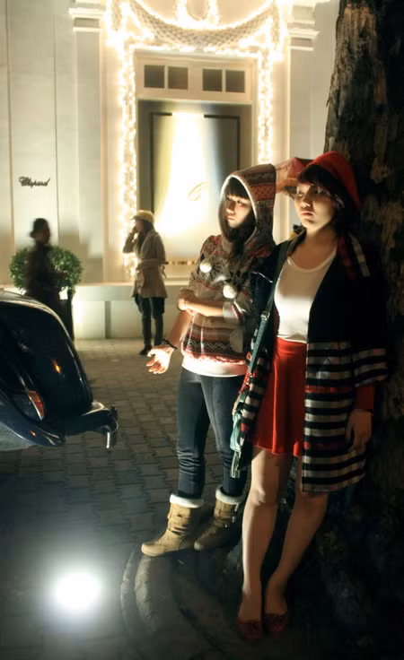 Các bạn trẻ dạo phố đêm tranh thủ chụp ảnh trước sảnh Metropole. Ảnh, gdtd.vn Các bạn trẻ dạo phố đêm tranh thủ chụp ảnh trước sảnh Metropole. Ảnh, gdtd.vn