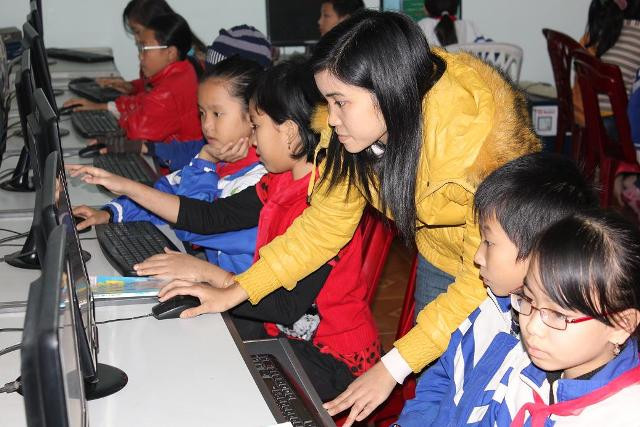 Thư viện di động khơi dậy niềm đam mê đọc sách ảnh 1 hướng dẫn học sinh đọc sách báo qua mạng ở Trường TH thị trấn Đô Lương;