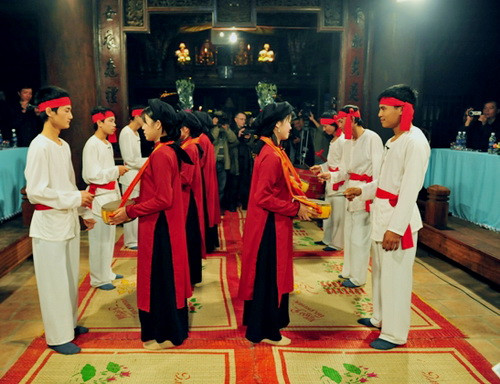 Loại hình nghệ thuật sân đình xoan, ghẹo cần được bảo tồn trong tâm thức thế hệ trẻ. Loại hình nghệ thuật sân đình xoan, ghẹo cần được bảo tồn trong tâm thức thế hệ trẻ.