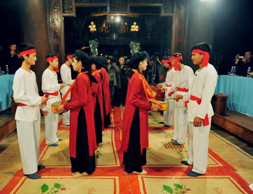 Loại hình nghệ thuật sân đình xoan, ghẹo cần được bảo tồn trong tâm thức thế hệ trẻ.