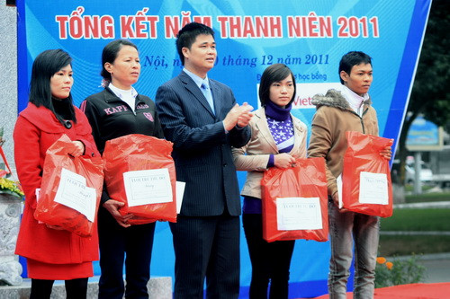 Bí thư Thành đoàn Hà Nội Ngọ Duy Hiểu tặng quà cho chiến sĩ và gia đình các chiến sĩ đang làm nhiệm vụ nơi biên giới và hải đảo. Ảnh, gdtd.vn