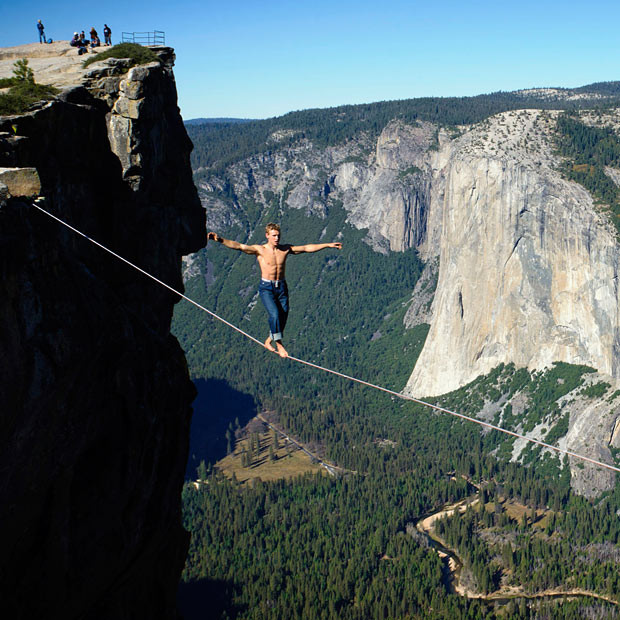Những hình ảnh ấn tượng trong tuần ảnh 4 Michael Kemeter balances at a dizzying altitude of more than 3,000 feet on a strip of material no more than one inch wide. The highline was set up between a fissure across a steep gully at the Yosemite National Park in California.