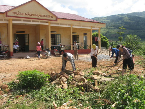 Bà con nhân dân tham gia Tu sửa trường học
