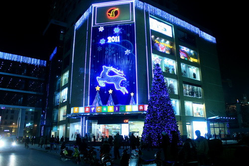 Chú tuần lộc cùng cây thông "bự" gắn đèn lung linh trước tòa nhà Vincom- Hà Nội. Ảnh, gdtd.vn