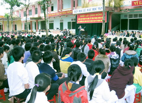 Trường THPT Lê Thế Hiếu vui mừng đón tiếp Bộ trưởng đến thăm.