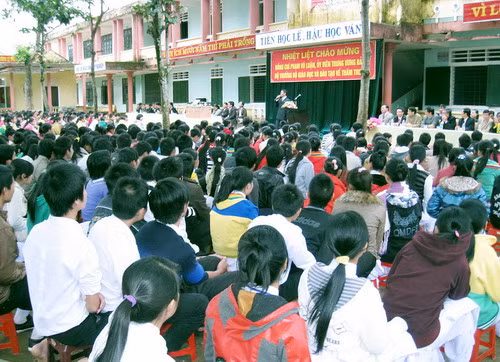 Trường THPT Lê Thế Hiếu vui mừng đón tiếp Bộ trưởng đến thăm.