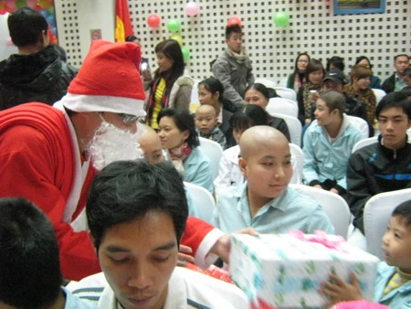 Giáng sinh 2011: Vòng tay yêu thương cho bệnh nhi