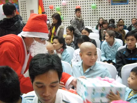 Giáng sinh 2011: Vòng tay yêu thương cho bệnh nhi