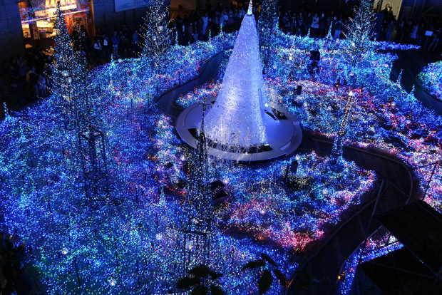 Shoppers stroll through the Blue Ocean light display at Caretta Shiodome, Tokyo, Japan. This stunning light display at Tokyo’s famous shopping arcade uses a staggering 300,000 LEDs to achieve its magical effect.