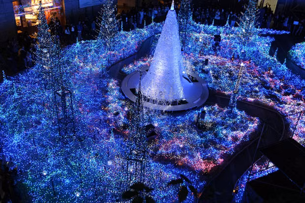 Shoppers stroll through the Blue Ocean light display at Caretta Shiodome, Tokyo, Japan. This stunning light display at Tokyo’s famous shopping arcade uses a staggering 300,000 LEDs to achieve its magical effect.