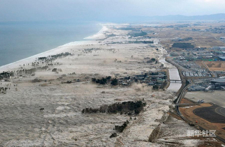 2.	Thảm họa động đất sóng thần ở Nhật Bản. Trận động đất mạnh 9,0 độ richter xảy ra vào ngày 11.3 ở Nhật đã kéo theo trận sóng thần khủng khiếp với sức tàn phá kinh hoàng. Gần 16.000 người được cho là đã chết và thiệt hại mà nó gây ra có thể lên tới hàng trăm tỉ USD. Không những vậy, những hỏng hóc tại nhà máy hạt nhân Fukushima Daiichi đã tạo ra một cuộc khủng hoảng hạt nhân, tạo nỗi sợ hãi về sự nhiễm phóng xạ của nhiều người.