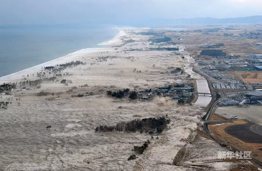 2.	Thảm họa động đất sóng thần ở Nhật Bản. Trận động đất mạnh 9,0 độ richter xảy ra vào ngày 11.3 ở Nhật đã kéo theo trận sóng thần khủng khiếp với sức tàn phá kinh hoàng. Gần 16.000 người được cho là đã chết và thiệt hại mà nó gây ra có thể lên tới hàng trăm tỉ USD. Không những vậy, những hỏng hóc tại nhà máy hạt nhân Fukushima Daiichi đã tạo ra một cuộc khủng hoảng hạt nhân, tạo nỗi sợ hãi về sự nhiễm phóng xạ của nhiều người.