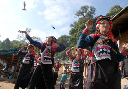 Người Hà Nhì ra đầu bản đón khách