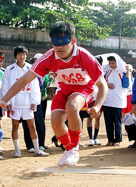 Nội dung bật xa của môn điền kinh cho HS khiếm thị sẽ được thi đấu ở 2 lứa tuổi 