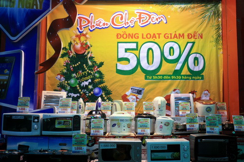 Mùa Noel cũng là mùa mua sắm, các Trung tâm thương mại đua nhau giảm giá, khuyến mại. Ảnh, gdtd.vn