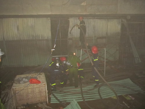 Rất khó khăn, lực lượng chữ cháy mới tiếp cận được hiện trường để dập lửa