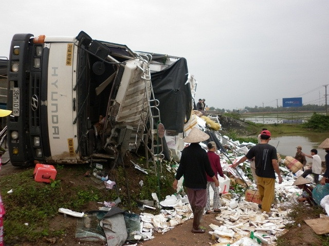 …. Và lập úp xuống mép đường