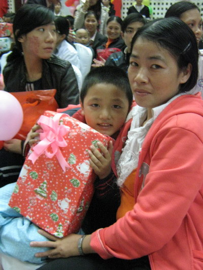 Con rất vui khi lần đầu tiên được nhận quà Noel