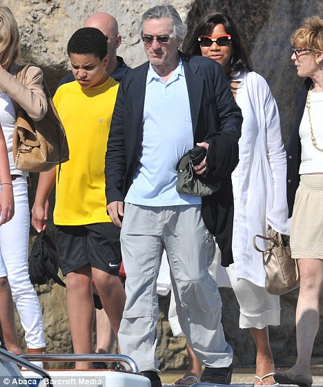 Robert De Niro có thêm con ở tuổi 68 ảnh 2 De Niro và Hightower với con trai của họ Elliot ở Cap d’Antibes, trong Liên hoan phim Cannes, tháng năm năm nay Read more: http://www.dailymail.co.uk/tvshowbiz/article-2078244/Robert-De-Niro-68-wife-56-welcome-child-surrogate.html#ixzz1hbrV2boJ