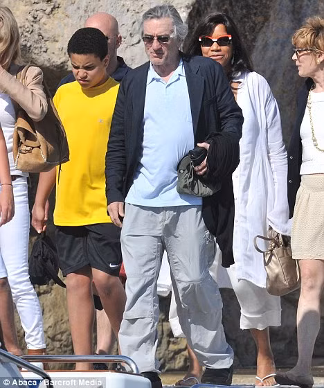 De Niro và Hightower với con trai của họ Elliot ở Cap d’Antibes, trong Liên hoan phim Cannes, tháng năm năm nay Read more: http://www.dailymail.co.uk/tvshowbiz/article-2078244/Robert-De-Niro-68-wife-56-welcome-child-surrogate.html#ixzz1hbrV2boJ