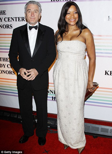 Robert De Niro có thêm con ở tuổi 68 ảnh 1 De Niro và Hightower Honours tại Trung tâm Kennedy ở Washington hồi đầu tháng này Read more: http://www.dailymail.co.uk/tvshowbiz/article-2078244/Robert-De-Niro-68-wife-56-welcome-child-surrogate.html#ixzz1hbrLvK1u