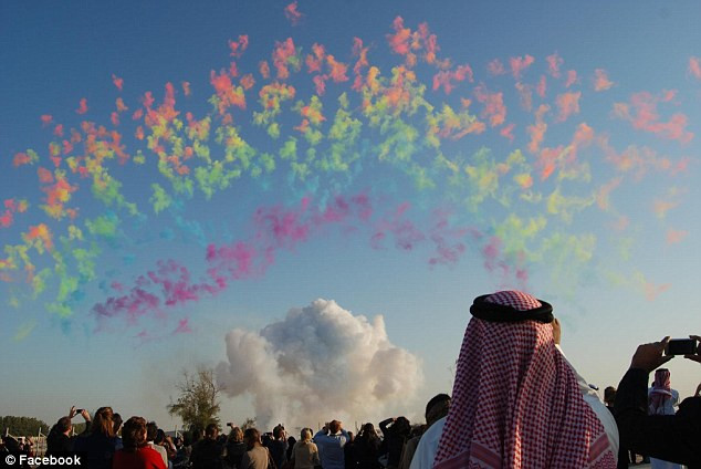 Xem bắn pháo hoa giữa ban ngày (video)