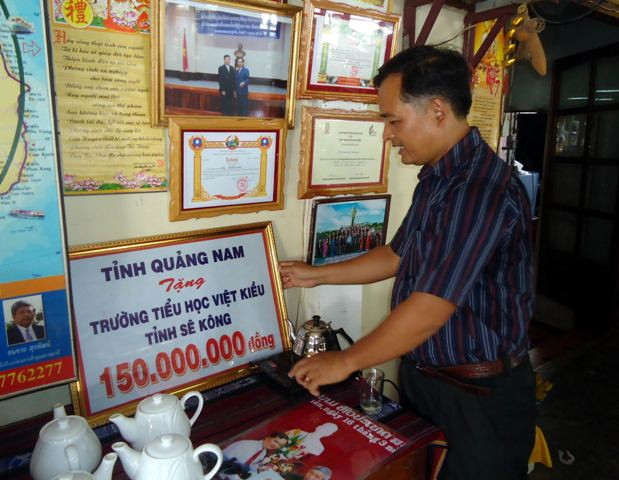 Ông Trần Thanh Tịnh, Chủ tịch Hội Việt kiều tỉnh Sêkông, bên những vật kỷ niệm với quê nhà