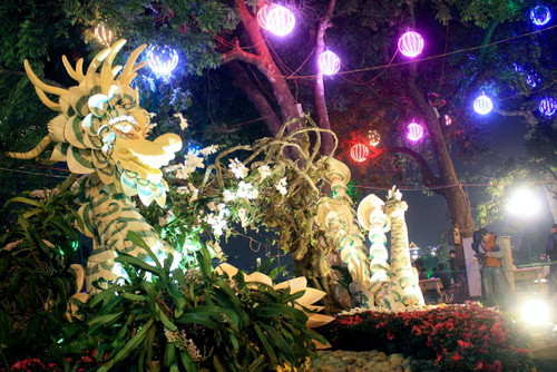 Tiểu cảnh "huyền thoại Việt" lung linh ánh đèn. Ảnh, gdtd.vn