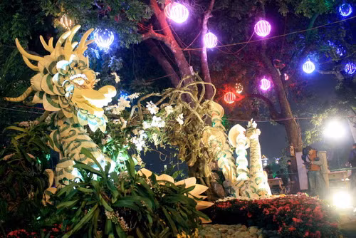 Tiểu cảnh "huyền thoại Việt" lung linh ánh đèn. Ảnh, gdtd.vn