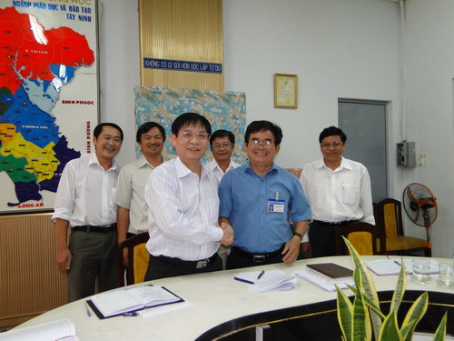 Tổng biên tập báo GD&TĐ TS Nguyễn Danh Bình bắt tay sau ký kết hợp tác