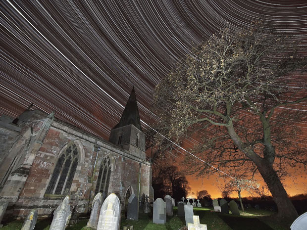 Những hình ảnh ấn tượng trong tuần ảnh 8 This image, taken by photographer Mark Humpage over Misterton Church, Leicestershire, captures the International Space Station, star trails, celestial North Pole, celestial equator and Jupiter in one shot. This week’s clear skies with no cloud or moon provided Mark with the perfect conditions to capture the image, which took 11 hours to shoot.