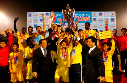 Chủ tịch VFF Nguyễn Trọng Hỷ và Tổng biên tập báo Tiền Phong Đoàn Công Huynh trao cúp cho SLNA. 