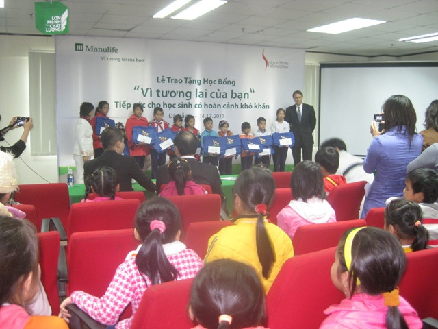 100 HS tiểu học Đà Nẵng nhận học bổng "Vì tương lai của bạn"