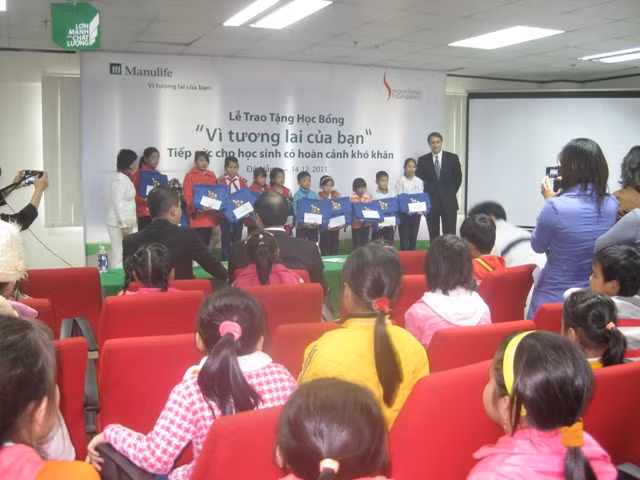 100 HS tiểu học Đà Nẵng nhận học bổng "Vì tương lai của bạn"