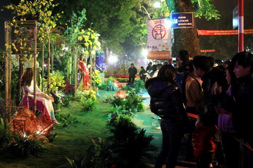 Tiểu cảnh "tứ quý áo dài" được nhiều bạn trẻ chiêm ngưỡng. Ảnh, gdtd.vn