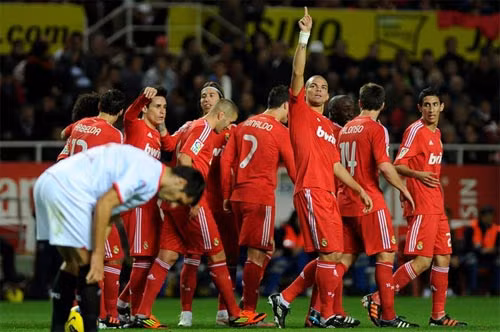 Huỷ diệt Sevilla bằng tỉ số tenis, Real trở lại ngôi đầu