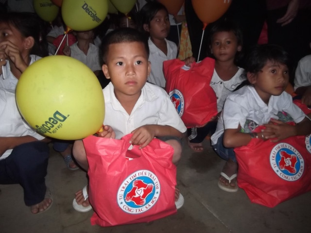 Xuân yêu thương từ trái tim đến trái tim ảnh 2 những tiết mục văn nghệ, những gương mặt ngây thơ hồn nhiên của các em học sinh nghèo khi nhận được quà.