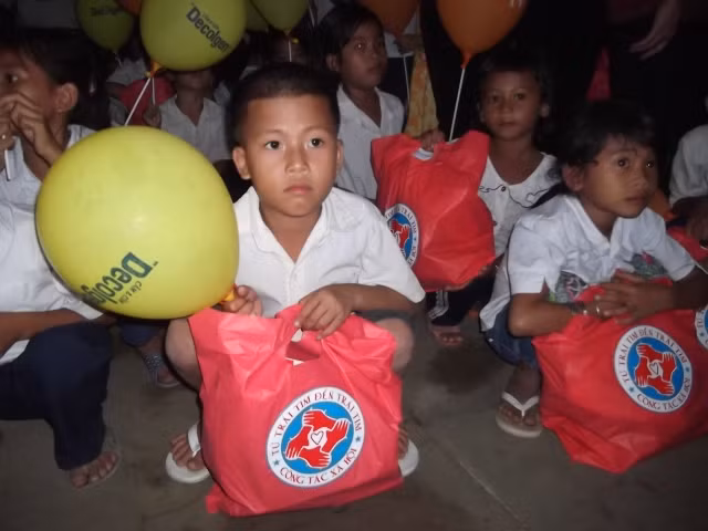 những tiết mục văn nghệ, những gương mặt ngây thơ hồn nhiên của các em học sinh nghèo khi nhận được quà.