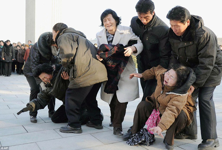 Too much to take: Women collapse in tears in the streets of Pyongyang as the nation mourned the passing of Kim Jong Il Read more: http://www.dailymail.co.uk/news/article-2075987/Kim-Jong-Il-dead-North-Korea-leader-dies-heart-attack-69.html#ixzz1gzXdltZ6