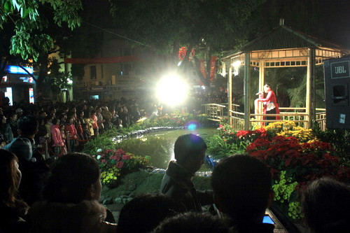 Thu hút nhiều người dân và du khách nhất vẫn là các tiểu cảnh di sản văn hóa. Và đây là không gian của dân ca quan họ Bắc Ninh. Ảnh, gdtd.vn