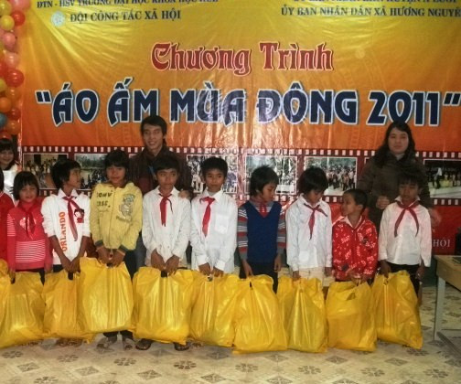 Đại diện trường Đại học Khoa học Huế và Đoàn thanh niên thị trấn K rông Klang trao quà cho các em