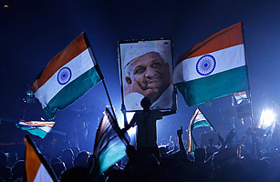 10. Biểu tình chống hối lộ ở Ấn Độ. Anna Hazare, một nhà hạt động 74 tuổi ở Ấn Độ đã tiến hành một loạt các cuộc đấu tranh chống nạn hối lộ mà những người ủng hộ ông nói rằng đã lan rộng trong xã hội Ấn Độ. Những cuộc biểu tình này tạo áp lực lên chính phủ phải tạo ra một tổ chức độc lập có khả năng điều tra những nhân vật chính trị cao nhất, kể cả thủ tướng, để đưa nạn tham nhũng ra công lý.