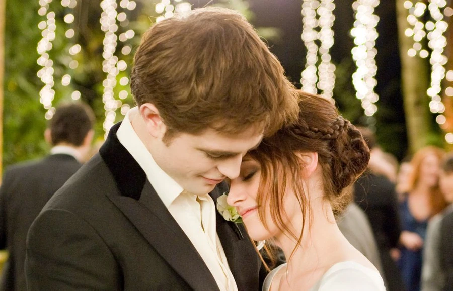 Phần 1 &quot;The Twilight Saga: Breaking Dawn&quot; đạt doanh thu khổng lồ