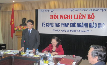 Thứ trưởng Bộ Tư pháp Lê Thành Long phát biểu tại hội nghị