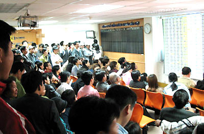 Thị trường kết thúc năm bằng một phiên giao dịch sôi động. Ảnh: Internet